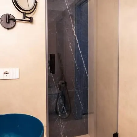 Blue Essence Daire Capri